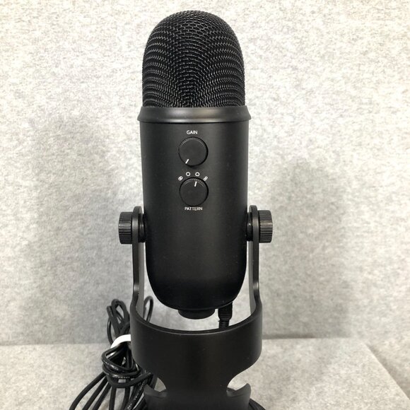 Blue YETI USB microphone with audio screen to prevent popping sounds included! - Picture 4 of 6